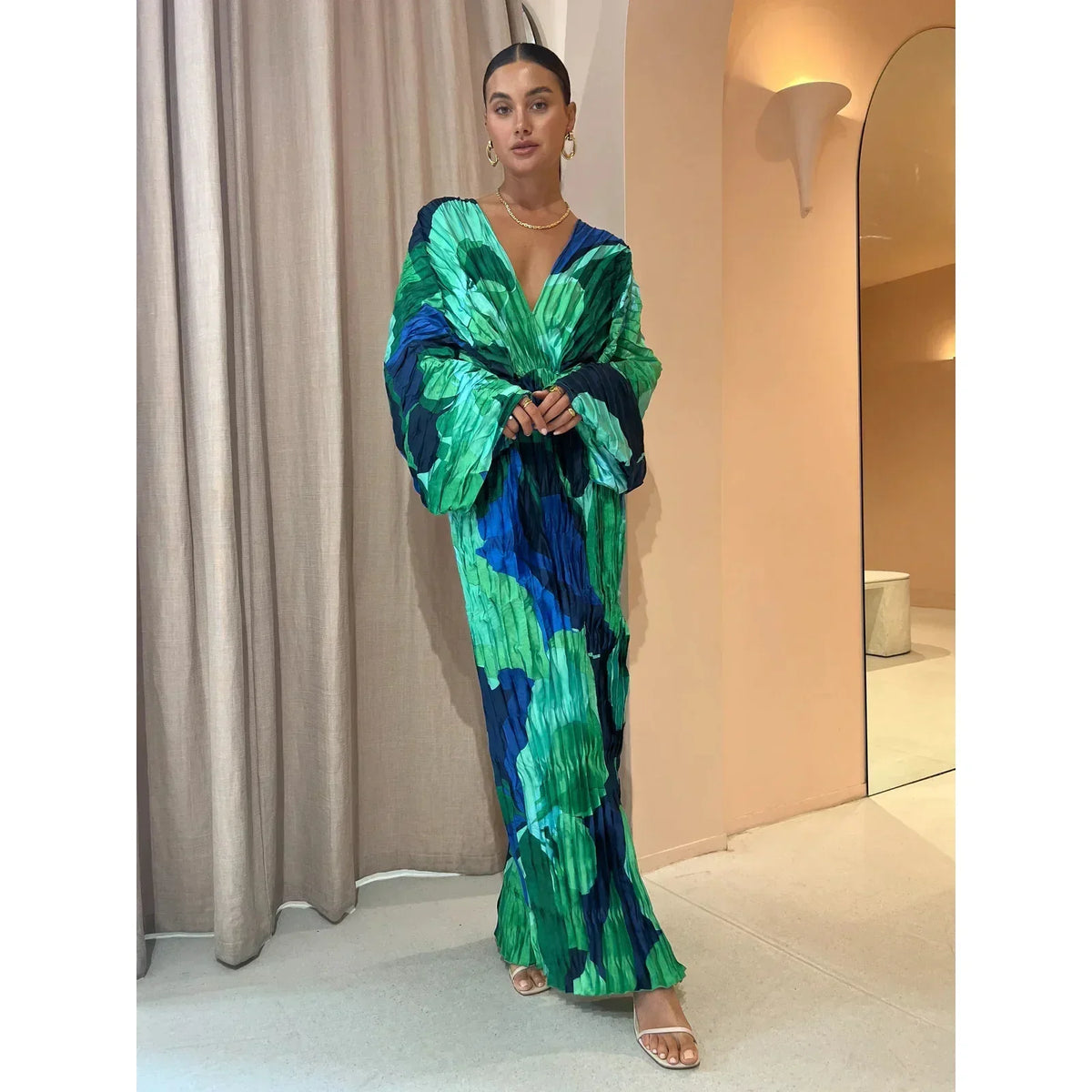 Abito elegante senza maniche con scollo a cuore