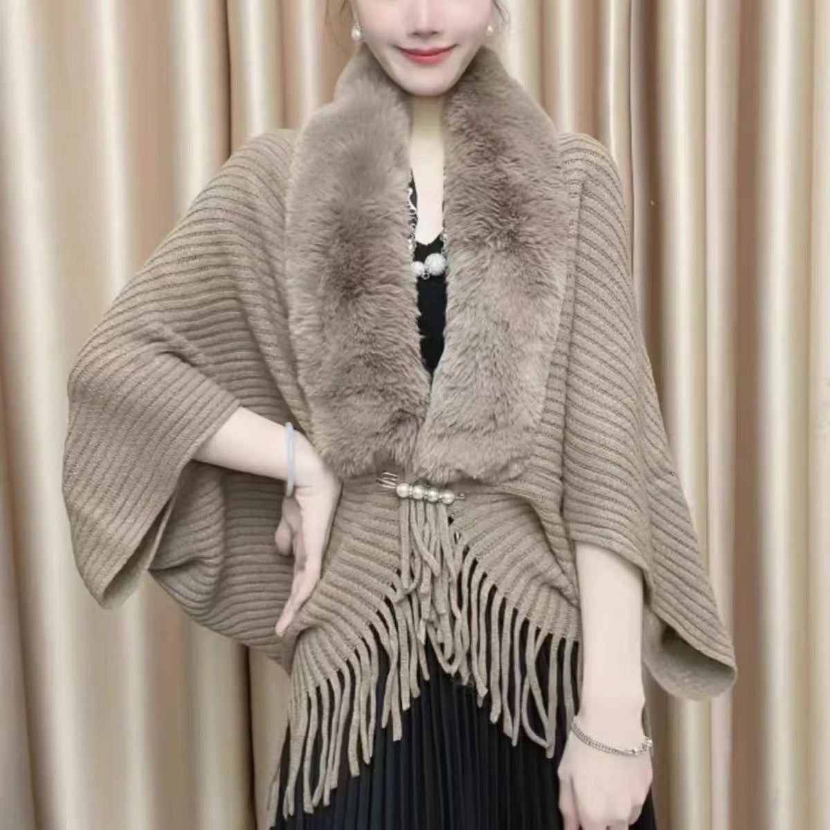 Mantella cardigan in maglia con collo in pelliccia sintetica | Alessia Velluti