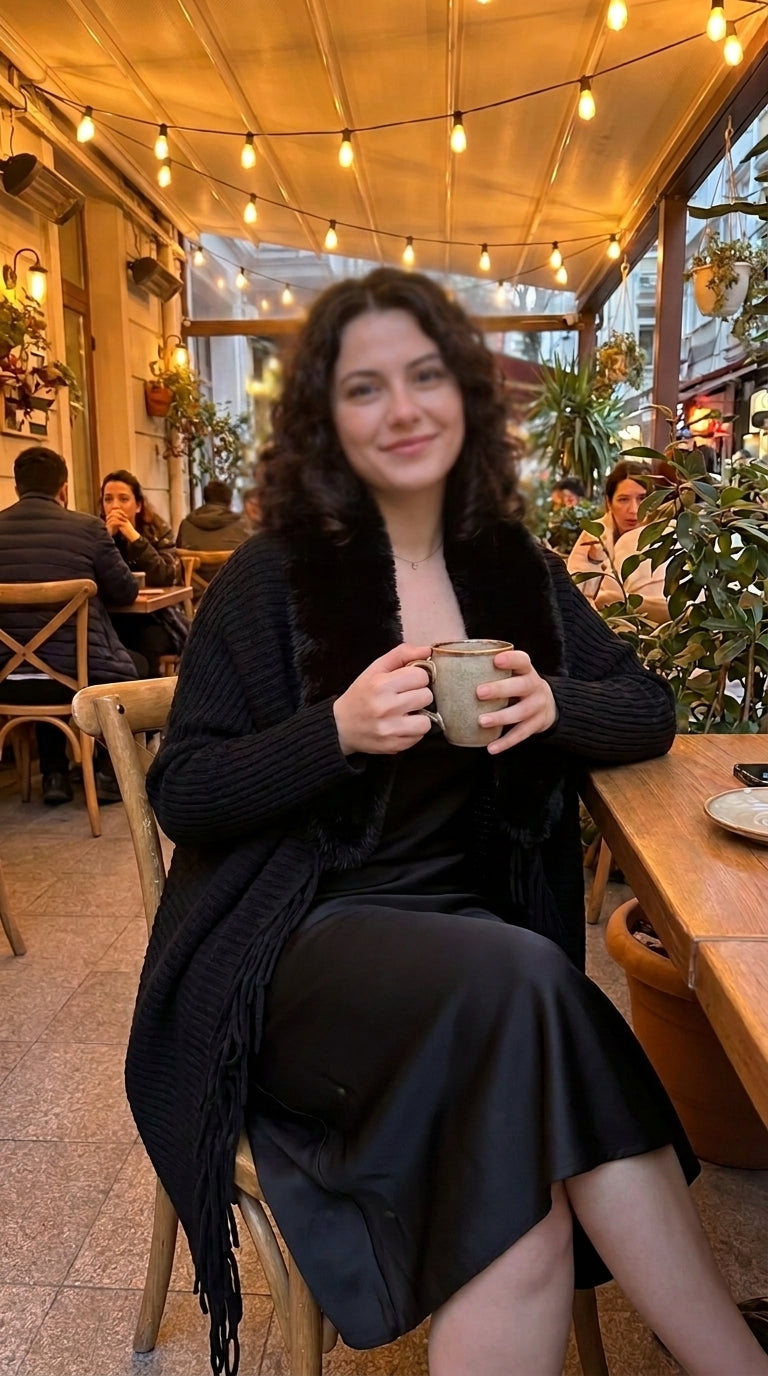 Mantella cardigan in maglia con collo in pelliccia sintetica | Alessia Velluti